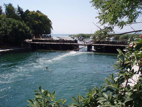 Zwarte Drin bij het meer van Ohrid Albanie Foto:Brams Zwarte Drin bij het meer van Ohrid Albanie Foto:Brams