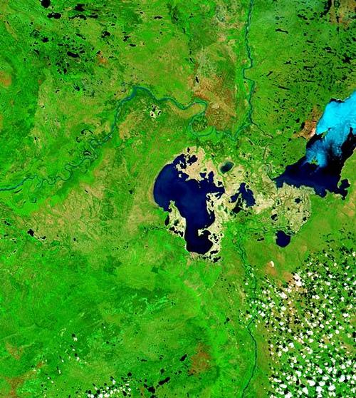 Satellietfoto van Lake Claire (rechts een gedeelte van Lake Athabasca) Foto:Publiek domein Satellietfoto van Lake Claire (rechts een gedeelte van Lake Athabasca) Foto:Publiek domein
