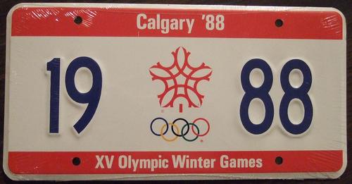 Logo van de Olympische Winterspelen in 1988 op nummerplaat Foto:https://c1.staticflickr.com/3/2053/2077880656_f982efea0e_b.jpg Logo van de Olympische Winterspelen in 1988 op nummerplaat Foto:https://c1.staticflickr.com/3/2053/2077880656_f982efea0e_b.jpg