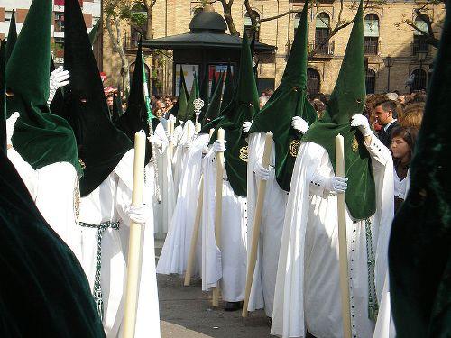 Processies worden voorafgegaan door 'nazarenos' met puntkappen, Sevilla, Andalusië