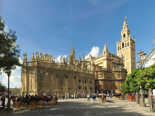 Kathedraal van Sevilla met rechts de vroegere minaret 'Giralda'
