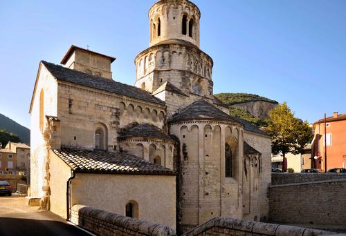 Abbatiale de Cruas, Ardèche foto: Toutaitanous Abbatiale de Cruas, Ardèche foto: Toutaitanous