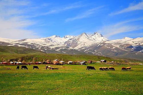 Armenie Landschap, met op de achtergrond de berg Aragats