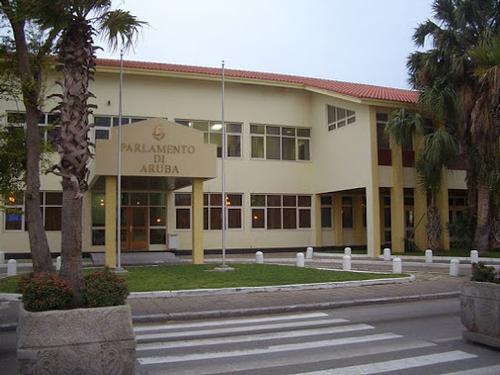 Ingang parlementsgebouw Aruba foto: Bkell Ingang parlementsgebouw Aruba foto: Bkell