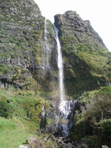 Waterval 'Cascata do Poço do Bacalhau', een van de vele watervallen op Flores, Azoren foto: José Luís Ávila Silveira/Pedro Noronha e Costa Waterval 'Cascata do Poço do Bacalhau', een van de vele watervallen op Flores, Azoren foto: José Luís Ávila Silveira/Pedro Noronha e Costa