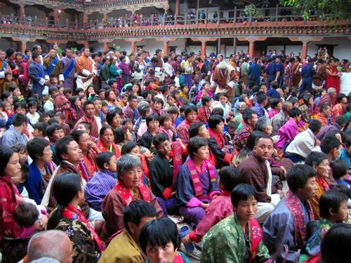 Bhutan Bevolking in traditionele kledij tijdens het Wangdi Phodrang festival foto: Michael Reeve Bhutan Bevolking in traditionele kledij tijdens het Wangdi Phodrang festival foto: Michael Reeve