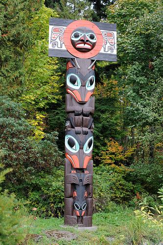 First Nation totempaal in Vancouver, British Columbia foto: Tim Adams First Nation totempaal in Vancouver, British Columbia foto: Tim Adams