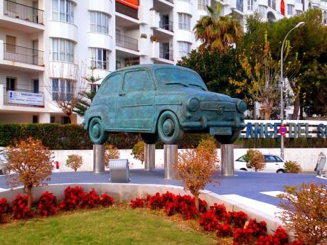 Monument voor de SEAT 600 in Fuengirola foto: LANOEL Monument voor de SEAT 600 in Fuengirola foto: LANOEL