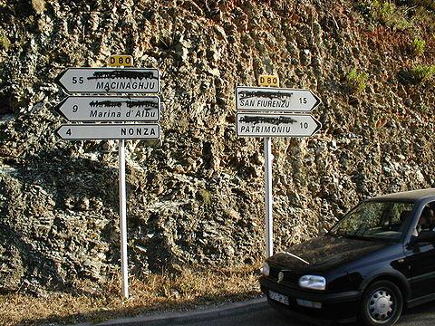 Corsicaanse nationalisten bekrassen Franse plaatsnaamaanduidingen foto: FDominec Corsicaanse nationalisten bekrassen Franse plaatsnaamaanduidingen foto: FDominec