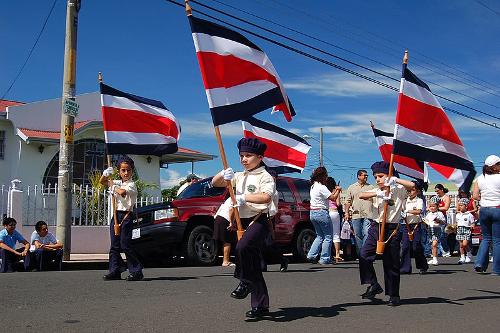 Meisjes zwaaien met vlaggen van Costa Rica