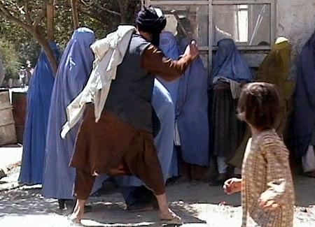 Releigeuze politie van de Taliban slaat vrouw in het openbaar in Kabul