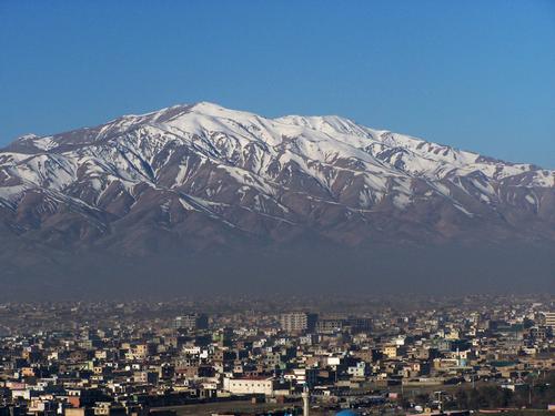 Kabul met Hindu Kush gebergte op de achtergrond