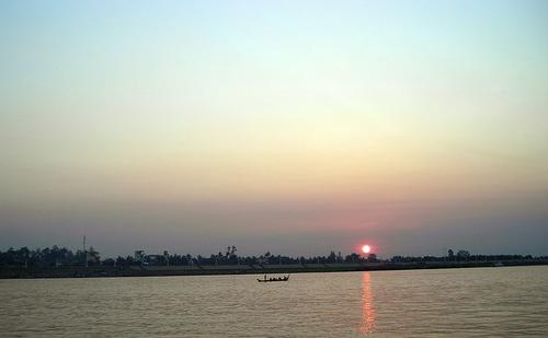 Zonsopgang over de Mekong bij Phnom-Penh