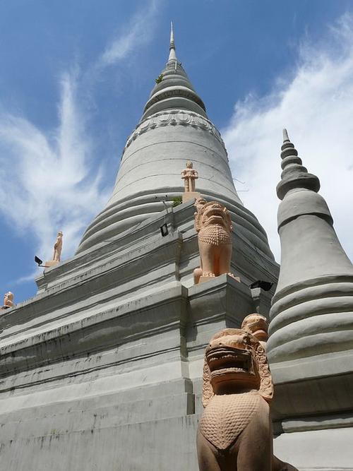 Wat Phnom geeft Phnom-Penh zijn naam