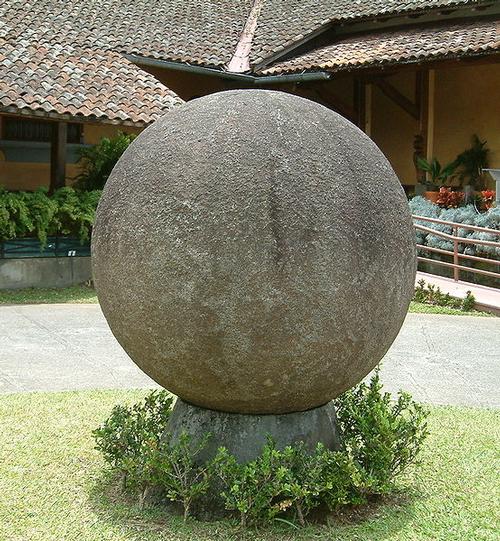 Stenen bal uit de precolumbiaanse periode