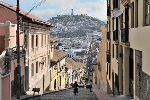 Quito met op de achtergrond de Maagd