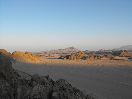 Zonsondergang woestijn bij de Rode Zee