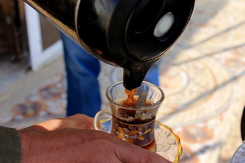 Koffie drinken sluit de maaltijd af in Bagdad