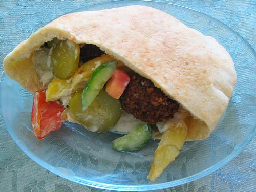 Falafel in een Pita broodje Lekkernij in Jeruzalem