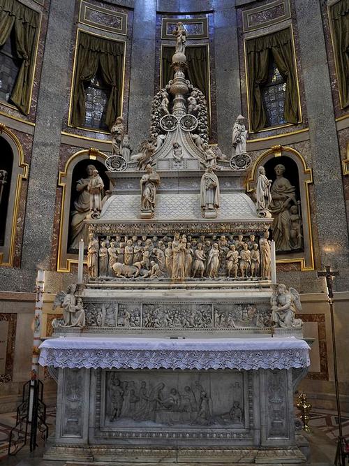 Graf van San Domenico in de gelijknamige basiliek in Bologna Foto:Sailko