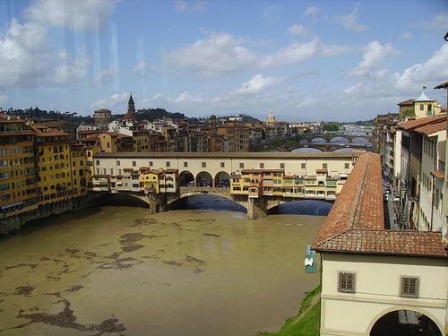 de Arno stroomt door Florence