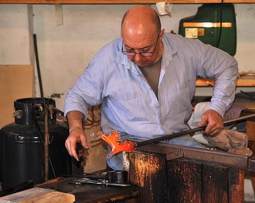 Glaswerker op het eiland Murano