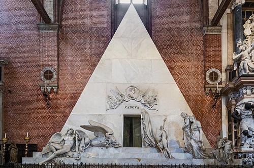 Grafmonument Canova in Sante Maria Gloriosa dei Frari in Venetie