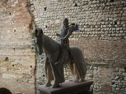 Standbeeld Cangrande I in museum Castevecchio in Verona