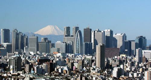 Wolkenkrabbers in Shinjuku met op de achtergrond Mount Fuji in Tokyo