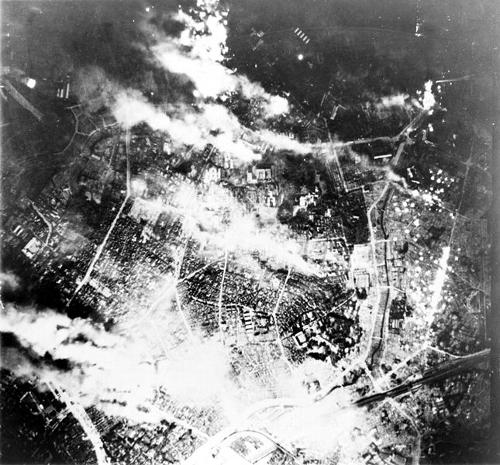 Bombardement op Tokio tijdens de Tweede Wereldoorlog Foto:Publiek domein