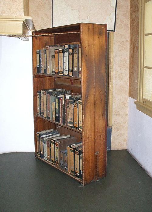 Boekenkast voor het achterhuis van Anne Frank Foto:Bungle