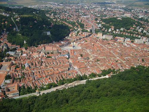 Brasov vanaf een heuvel