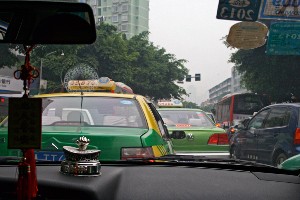 Typische verkeersopstopping gezien vanuit een taxi