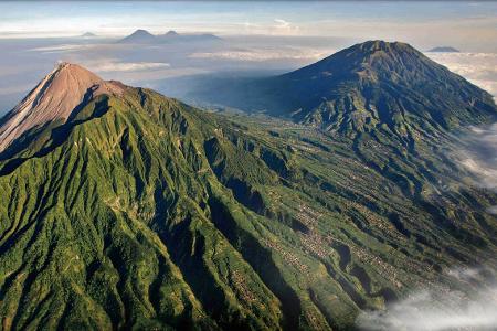 Serie vulkanen op Java, waaronder de Merapi