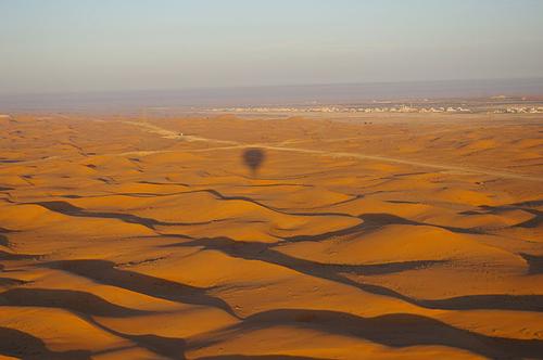 Woestijnlandschap in de buurt van Al Ain, emiraat Abu Dhabi, onderdeeld van de Verenigde Arabische Emiraten