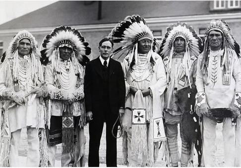 John Collier, verwantwoordelijk voor de Indian Affairs, ontmoet in 1934 de Indianenhoofden van South Dakota Blackfoot om de Wheeler-Howard Act te bespreken, later bekend als de Indian Reorganization Act